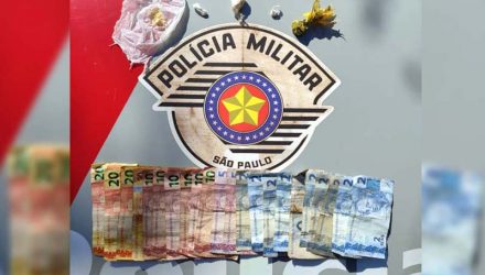 Foram apreendidas uma porção de maconha, 4 de crack, além de R$ 170,00 em notas diversas e dois celulares. Foto: DIVULGAÇÃO/PM