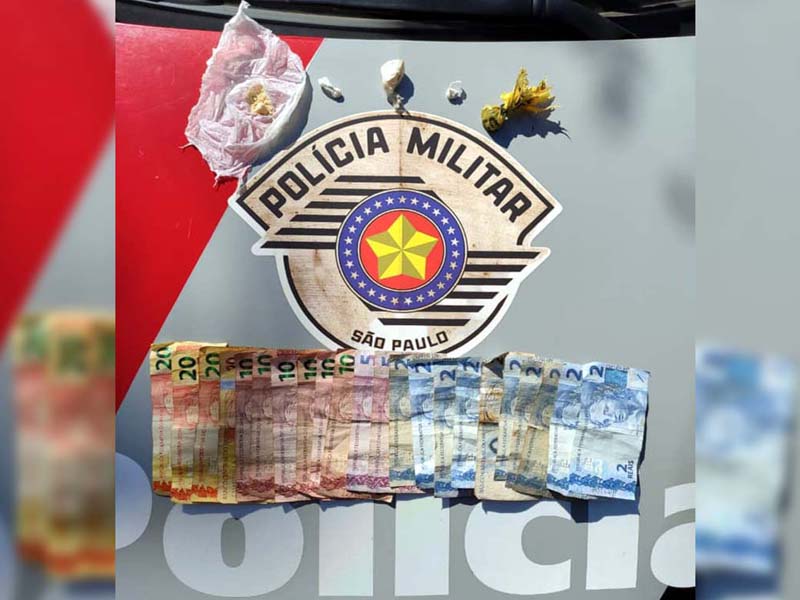 Foram apreendidas uma porção de maconha, 4 de crack, além de R$ 170,00 em notas diversas e dois celulares. Foto: DIVULGAÇÃO/PM