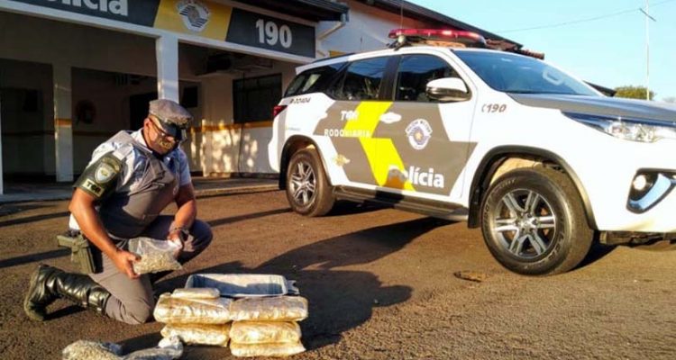 Foram apreendidos 10 pacotes, embalados a vácuo, contendo Skank, a super maconha, que pesou aproximadamente 7,4 KG. Foto: Polícia Rodoviária