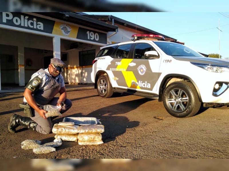 Foram apreendidos 10 pacotes, embalados a vácuo, contendo Skank, a super maconha, que pesou aproximadamente 7,4 KG. Foto: Polícia Rodoviária