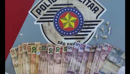 Dois adolescentes infratores foram detidos, além da apreensão de 5 pedras de crack, R$ 331,00 em dinheiro e dois telefones celulares. Foto: DIVULGAÇÃO/PM