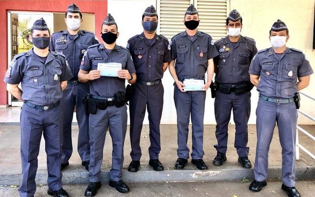 Comando do Batalhão com os novos capitães. Foto: DIVULGAÇÃO/PM