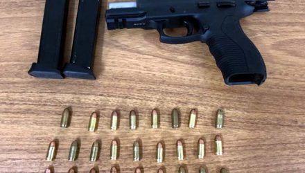 Polícia Militar a apreendeu uma pistola calibre 380 municiada em uma oficina de moto, em Araçatuba. Foto: DIVULGAÇÃO