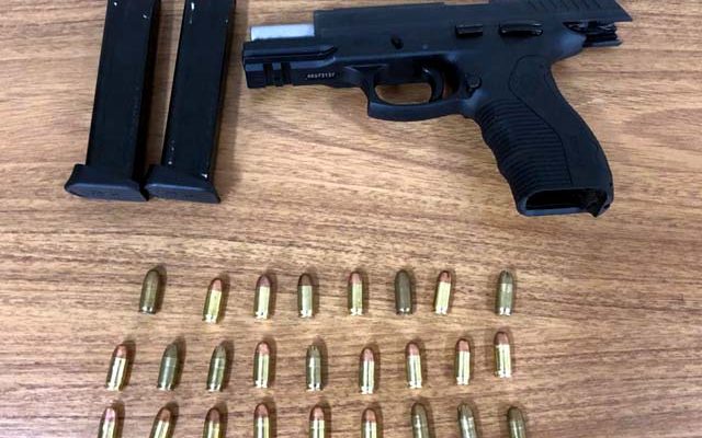 Polícia Militar a apreendeu uma pistola calibre 380 municiada em uma oficina de moto, em Araçatuba. Foto: DIVULGAÇÃO