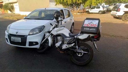 Motocicleta bateu forte contra a lateral esquerda dianteira do Renault. Foto: MIL NOTICIAS/Agência