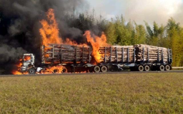 Carreta bitrem carregado com madeira pegou fogo em Avaré. Foto: DIVULGAÇÃO