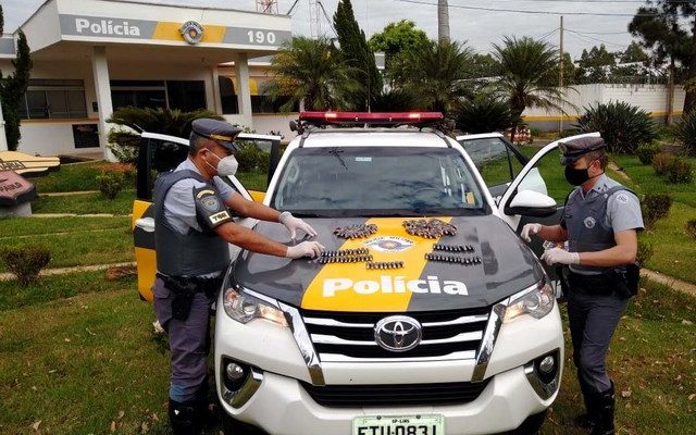 Foram localizadas mais de 150 capsulas com cocaína nos estômagos dos acusados, além de outras nas mochilas que eles levavam. Fotos: Polícia Rodoviária