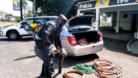 Rolos e pedaços de cobre foram localizados no portamalas e bancos traseiro de veículo de Três Lagoas/MS. Foto: DIVULGAÇÃO/PMRv