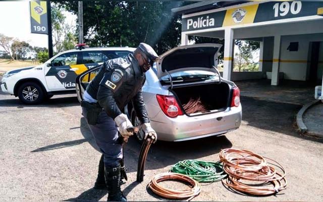 Rolos e pedaços de cobre foram localizados no portamalas e bancos traseiro de veículo de Três Lagoas/MS. Foto: DIVULGAÇÃO/PMRv