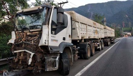 Carretas sofreram colisão traseira e causaram interdição total na Anchieta — Foto: Divulgação/Polícia Rodoviária
