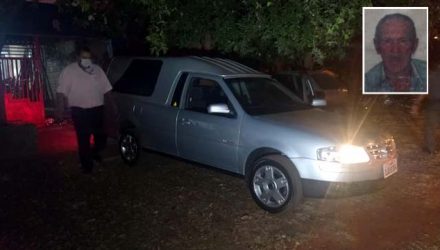 Corpo do aposentado é retirado da garagem da residência pela empresa funerária Rosa de Saron. Foto: MANOEL MESSIAS/Agência