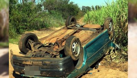 VW Gol capotou e ficou com as rodas para cima, sofrendo grande destruição de sua lataria. Fotos: Jorge Zanoni