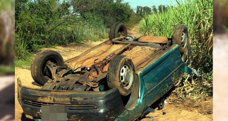 VW Gol capotou e ficou com as rodas para cima, sofrendo grande destruição de sua lataria. Fotos: Jorge Zanoni