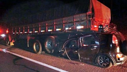 Carro ficou destruído ao bater na traseira de caminhão na Rondon (Foto: Josiane Lorensetti/Colaboração)