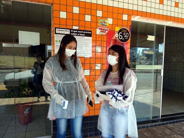 Barreira Sanitária em frente ao comércio local. Equipe realiza aferição de temperatura corporal dos moradores e orienta a buscar atendimento médico em caso de febre. Foto: Divulgação