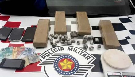 Dentro da mochila estavam 3,5 kg de maconha divididos em quatro tabletes. Foto: Adamantinanet.com.br