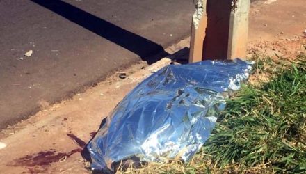 Motociclista morreu na Avenida Raimundo Maiolini, em Presidente Prudente — Foto: Murilo Zara/TV Fronteira