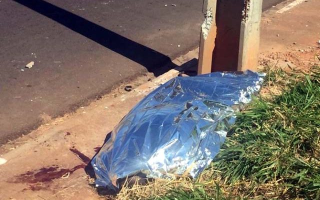 Motociclista morreu na Avenida Raimundo Maiolini, em Presidente Prudente — Foto: Murilo Zara/TV Fronteira