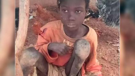 Um menino, de 12 anos, foi encontrado em estado grave de desnutrição após ser deixado acorrentado por, pelo menos, dois anos em um galpão. foto: Reprodução