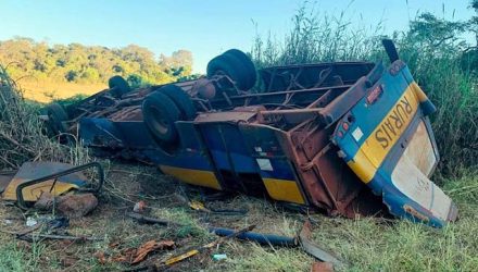 Ônibus tomba e deixa trabalhadores rurais gravemente feridos em Patrocínio Paulista, SP — Foto: Polícia Militar/Divulgação