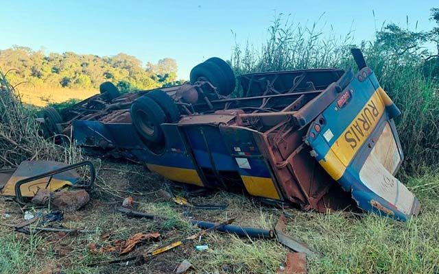 Ônibus tomba e deixa trabalhadores rurais gravemente feridos em Patrocínio Paulista, SP — Foto: Polícia Militar/Divulgação