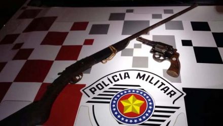 Foram apreendidos um revólver calibre .38, da marca Taurus e uma espingarda calibre .36, sem marca aparente. Foto: DIVULGAÇÃO/PM