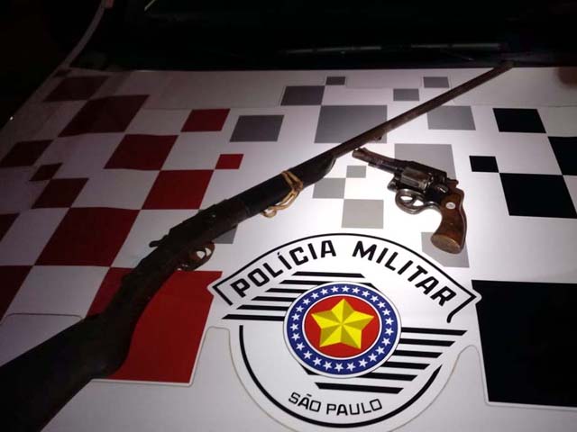 Foram apreendidos um revólver calibre .38, da marca Taurus e uma espingarda calibre .36, sem marca aparente. Foto: DIVULGAÇÃO/PM