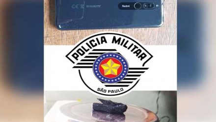 Foram apreendidos uma porção de maconha pesando 3 gramas, além de um telefone celular extraviado do proprietário em abril último. Foto: DIVULGAÇÃO/PM