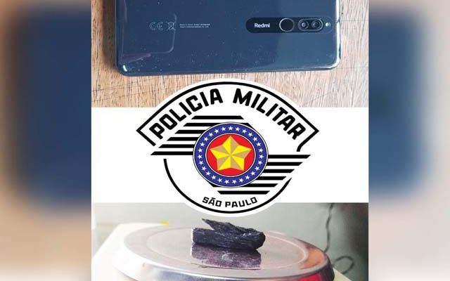 Foram apreendidos uma porção de maconha pesando 3 gramas, além de um telefone celular extraviado do proprietário em abril último. Foto: DIVULGAÇÃO/PM