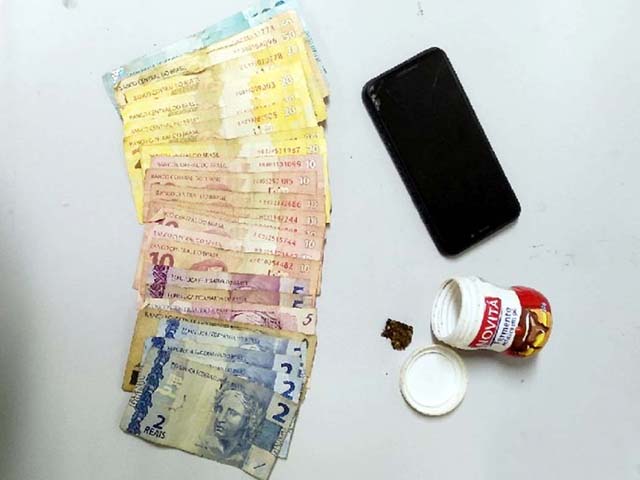 Foram apreendidas 4 gramas de maconha e um telefone celular. O dinheiro foi devolvido ao indiciado. Foto: DIVULGAÇÃO/PM