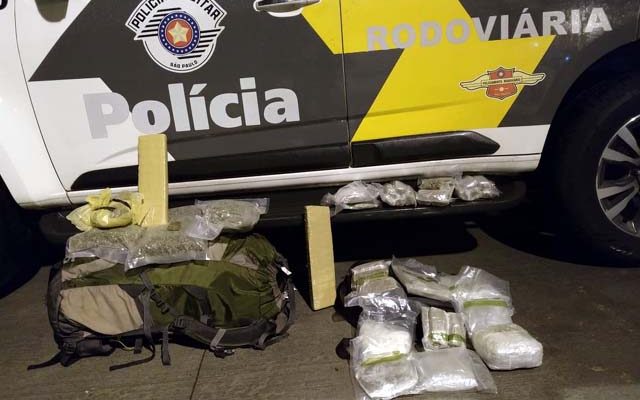 Haxixe, maconha e skank foram apreendidos durante fiscalizações em ônibus — Foto: Polícia Rodoviária