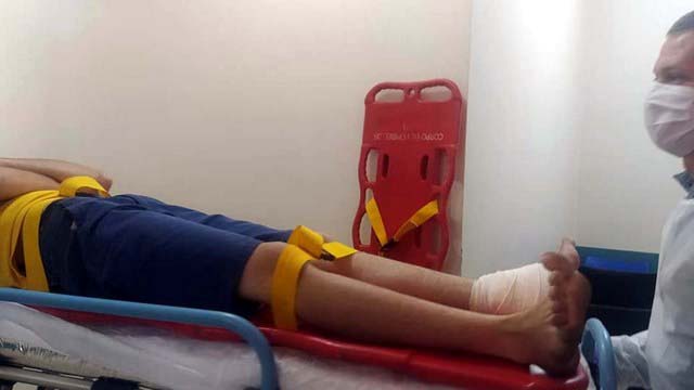 Funcionário do frigorífico sofreu fratura do tornozelo esquerdo, além de escoriações pelo corpo. Foto: MANOEL MESSIAS/Agência