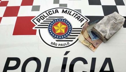 Foram apreendidos meio tijolo de maconha pesando 433 gramas, além de R$ 57,00 em dinheiro. Foto: DIVULGAÇÃO/PM