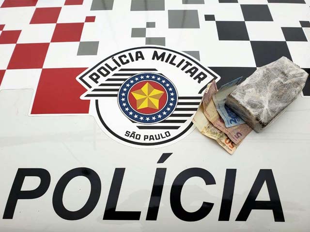 Foram apreendidos meio tijolo de maconha pesando 433 gramas, além de R$ 57,00 em dinheiro. Foto: DIVULGAÇÃO/PM