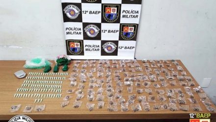 Foram apreendidos 233 microtubos, sendo 100 destes contendo cocaína, 135 porções de maconha (Cannabis Sativa), balança de precisão e material para embalar a droga. Foto: BAEP/Divulgação