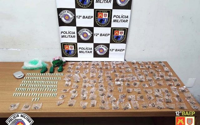 Foram apreendidos 233 microtubos, sendo 100 destes contendo cocaína, 135 porções de maconha (Cannabis Sativa), balança de precisão e material para embalar a droga. Foto: BAEP/Divulgação