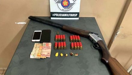 Foram apreendidos 5 porções de cocaína, uma espingarda calibre 12, 16 munições do mesmo calibre e outra calibre .38. Foto: DIVULGAÇÃO/PM