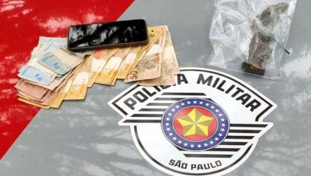Foram apreendidos os 4 pequenos tabletes de maconha, R$ 453,00 em dinheiro e um telefone celular. Foto: DIVULGAÇÃO/PM