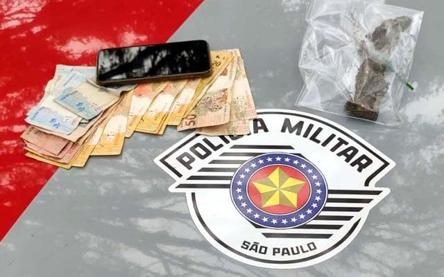 Foram apreendidos os 4 pequenos tabletes de maconha, R$ 453,00 em dinheiro e um telefone celular. Foto: DIVULGAÇÃO/PM