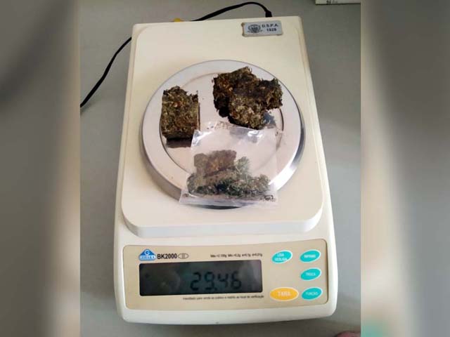 Foram apreendidos os 4 pequenos tabletes de maconha, R$ 453,00 em dinheiro e um telefone celular. Foto: DIVULGAÇÃO/PM