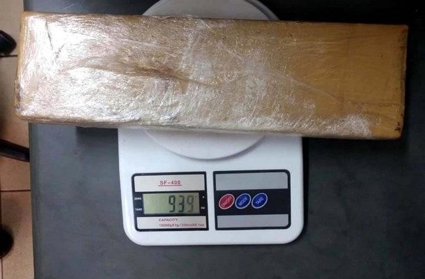 Foi localizado enterrado em um terreno baldio ao lado da casa do acusado, um tijolo de maconha pesando aproximadamente 1 Kg. Foto: DIVULGAÇÃO/PM