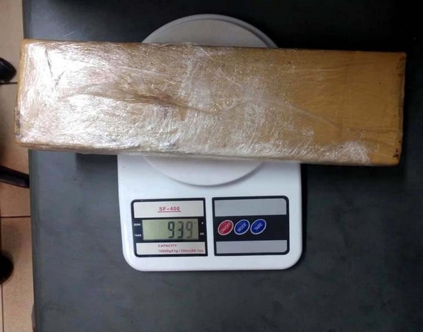 Foi localizado enterrado em um terreno baldio ao lado da casa do acusado, um tijolo de maconha pesando aproximadamente 1 Kg. Foto: DIVULGAÇÃO/PM