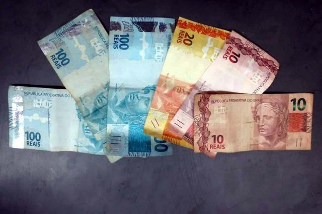 Também foi encontrado com ele no momento da abordagem em seu trabalho a quantia de R$ 340,00. Foto: DIVULGAÇÃO/PM