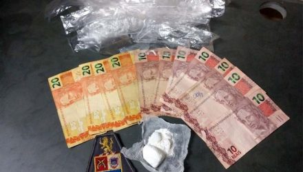 Foram apreendidos 20 gramas de cocaína, R$ 150,00 em dinheiro, e sacos plásticos para embalar porções da droga. Foto: DIVULGAÇÃO/PM