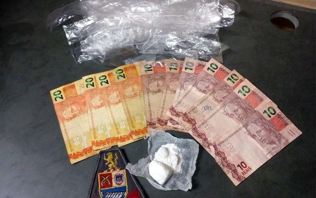 Foram apreendidos 20 gramas de cocaína, R$ 150,00 em dinheiro, e sacos plásticos para embalar porções da droga. Foto: DIVULGAÇÃO/PM