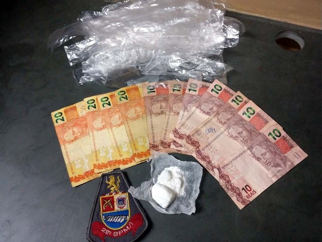 Foram apreendidos 20 gramas de cocaína, R$ 150,00 em dinheiro, e sacos plásticos para embalar porções da droga. Foto: DIVULGAÇÃO/PM