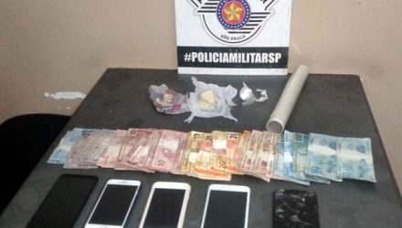 Foram apreendidos 24 gramas de crack, 6g de cocaína, R$ 1,4 em dinheiro, facas com resquícios da droga e celulares. Foto: DIVULGAÇÃO/PM