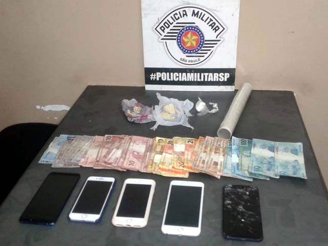 Foram apreendidos 24 gramas de crack, 6g de cocaína, R$ 1,4 em dinheiro, facas com resquícios da droga e celulares. Foto: DIVULGAÇÃO/PM