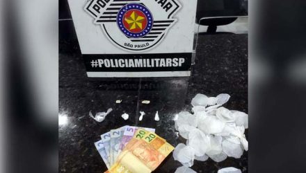 Foram apreendidos porções de crack, cocaína, R$ 51,00 em dinheiro e diversos saquinhos plásticos cortados para embalar droga. Foto: DIVULGAÇÃO/PM