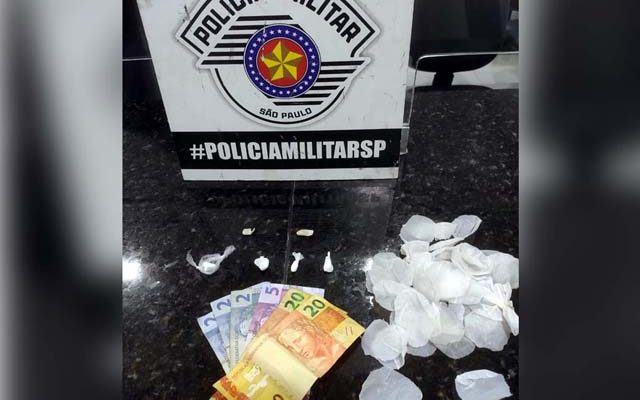 Foram apreendidos porções de crack, cocaína, R$ 51,00 em dinheiro e diversos saquinhos plásticos cortados para embalar droga. Foto: DIVULGAÇÃO/PM